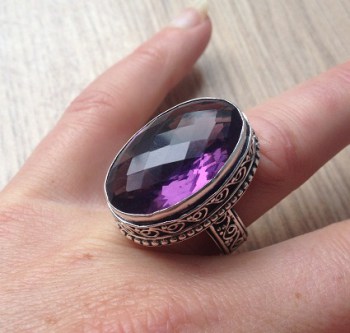 Zilveren ring met facet ovale Amethist in bewerkte setting 18 mm