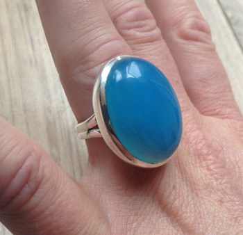 Zilveren ring met ovale blauwe ovale Chalcedoon 17.5 mm