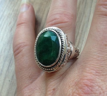 Zilveren ring met ovale Emerald met bewerkte kop en band 17 mm