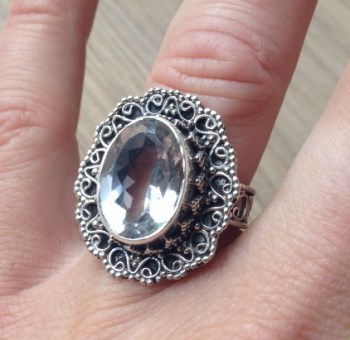 Zilveren ring met Kristal met bewerkte kop en band maat 17.5 mm