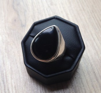 Zilveren ring met brede zwarte Onyx druppel maat 17.7 mm