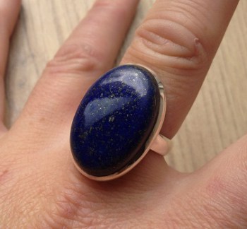 Zilveren ring met grote ovale Lapis Lazuli maat 18.5 mm