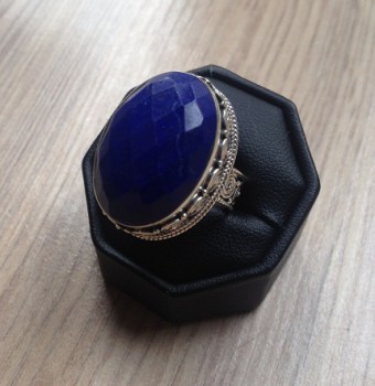 Zilveren ring met ovale facet Lapis Lazuli bewerkte setting 17.5