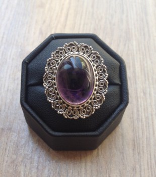 Zilveren ring met cabochon Amethist met bewerkte kop 17.5 mm