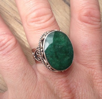 Zilveren ring met Emerald in bewerkte setting ring maat 18 mm