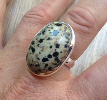 Zilveren ring met grote Dalmatier Jaspis ring maat 19 mm