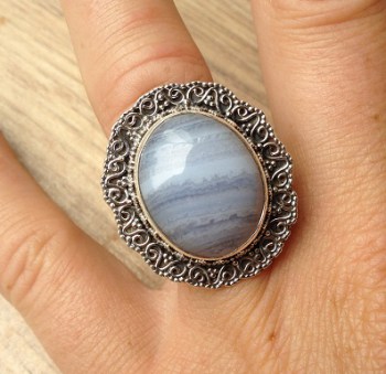 Zilveren ring met blauw Lace Agaat bewerkte kop en band 18 mm
