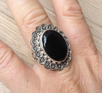 Zilveren ring met Onyx en bewerkte kop en band maat 18.5 mm