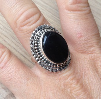 Zilveren ring met Onyx en bewerkte kop maat 18.5 mm