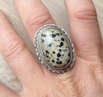 Zilveren ring met grote Dalmatier en bewerkte kop maat 18 mm