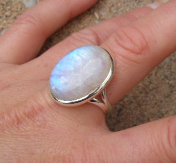 Zilveren ring met brede regenboog Maansteen maat 19.7 mm