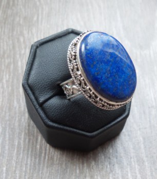 Zilveren ring met Lapis Lazuli in bewerkte setting maat 18 mm