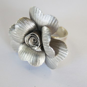 Zilveren ring met grote bloem verstelbaar