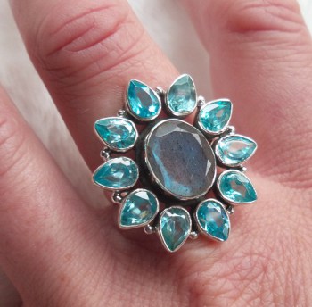 Zilveren ring met facet Labradoriet en blauwe Topazen 17.5 mm