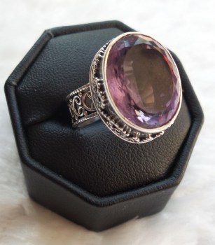 Zilveren ring met Amethist in bewerkte setting ring maat 16.5 mm