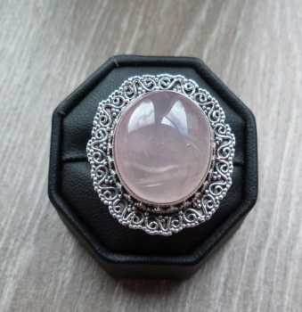 Zilveren ring met Rozenkwarts met bewerkte kop en band 17.3 mm