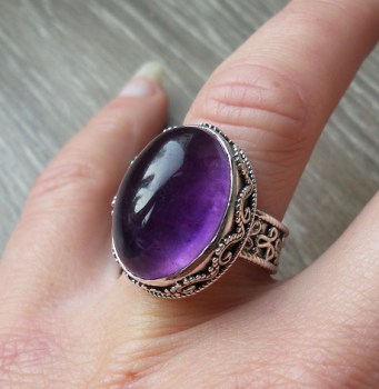 Zilveren ring met Amethist gezet in bewerkte setting 17.5 mm