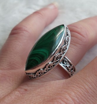 Zilveren ring met marquise Malachiet in bewerkte setting 18 mm