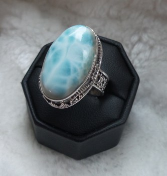 Zilveren ring met Larimar gezet in bewerkte setting 18 mm