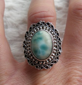 Zilveren ring met Larimar gezet in bewerkte kop maat 17 mm