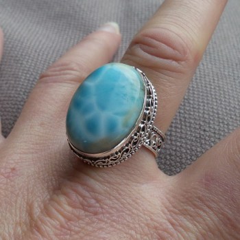 Zilveren ring met ovale Larimar gezet in bewerkte setting 18.5 m