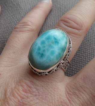 Zilveren ring met ovale Larimar gezet in bewerkte setting 18.5 m