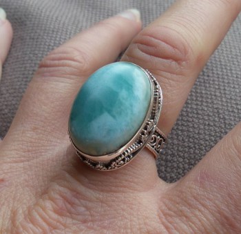 Zilveren ring met Larimar in bewerkte setting 18 mm