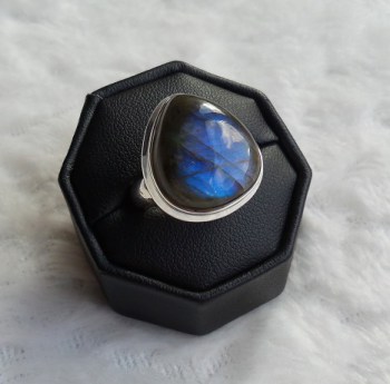 Zilveren ring met brede druppelvorm Labradoriet ring maat 18 mm