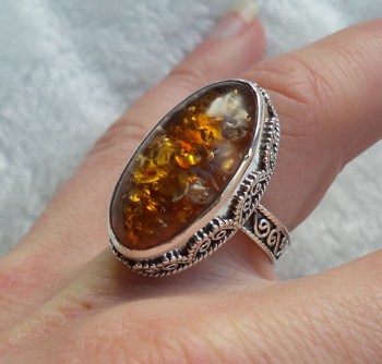 Zilveren ring met ovale Amber gezet in bewerkte setting 17.3 mm