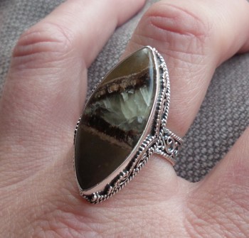 Zilveren ring met marquise Septaria in bewerkte setting 18 mm
