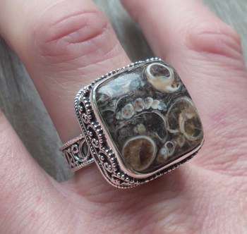 Zilveren ring met Turitella in bewerkte setting maat 19 mm