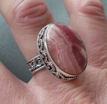 Zilveren ring met Rhodochrosiet gezet in bewerkte setting18.7 mm