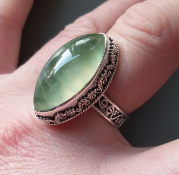 Zilveren ring met marquise Prehniet in bewerkte setting 18 mm