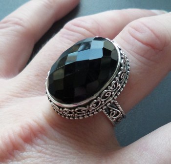 Zilveren ring met facet zwarte Onyx in bewerkte setting 18.5 mm