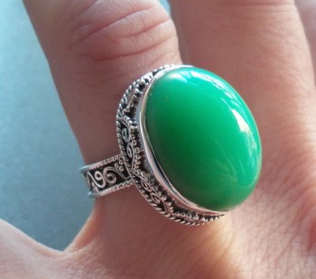 Zilveren ring met Chrysopraas gezet in bewerkte setting 17.3 mm