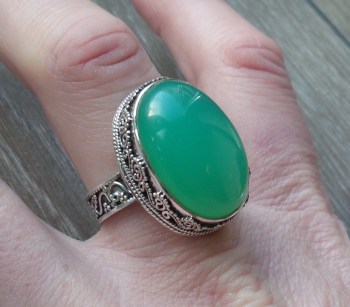 Zilveren ring met Chrysopraas gezet in bewerkte setting 19 mm