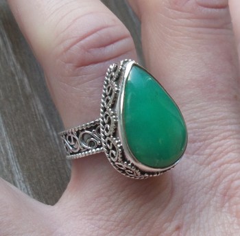 Zilveren ring met Chrysopraas gezet in bewerkte setting 17 mm