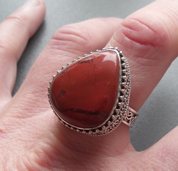 Zilveren ring met rode Jaspis gezet in bewerkte setting 18.5 mm
