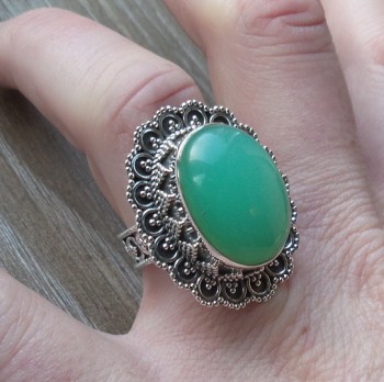 Zilveren ring met Chrysopraas met bewerkte kop en band 17.3 mm