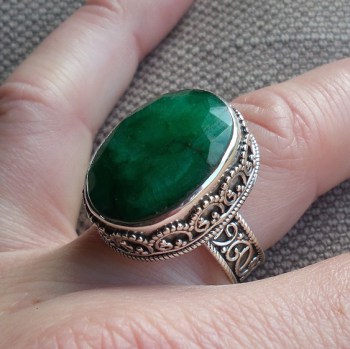 Zilveren ring met Emerald gezet in bewerkte setting 17.3 mm