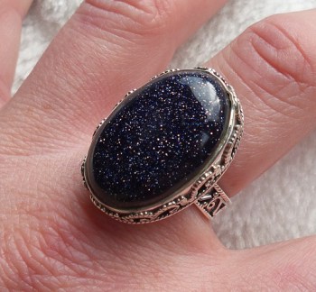 Zilveren ring met ovale blauwe Goudsteen bewerkte setting 18 mm.