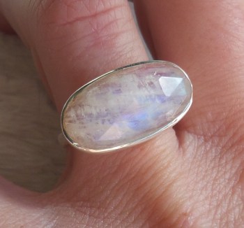 Zilveren ring met dwarsliggende ovale facet Maansteen 16.5 mm