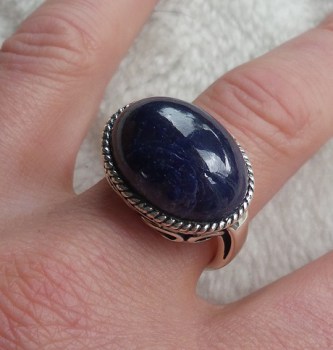 Zilveren ring met dwarsliggende ovale cabochon Saffier 19 mm