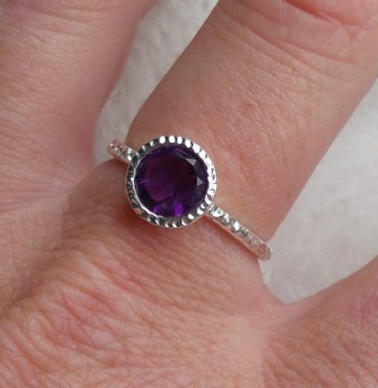 Zilveren ring met Amethist in gehamerde setting 18 mm