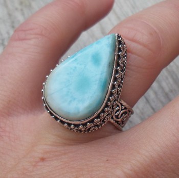 Zilveren ring met druppelvorm Larimar in bewerkte setting 16.5 m