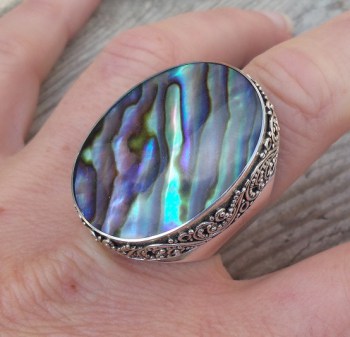 Zilveren ring met grote Abalone schelp bewerkte kop 18.5 mm