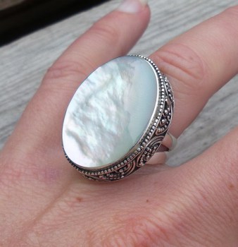 Zilveren ring met grote Parelmoer in bewerkte setting 16.5 mm