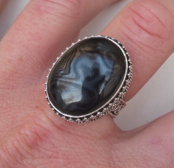 Zilveren ring met Psilomelaan in bewerkte setting 18 mm