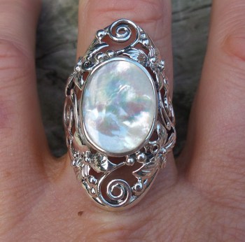 Zilveren ring met ovale Parelmoer in bewerkte setting 19 mm