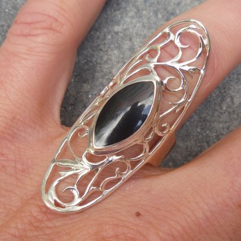 Zilveren ring met marquise Onyx en open bewerkte kop 17.3